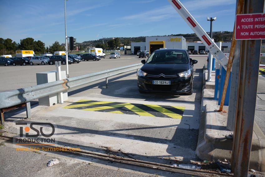 Straßensperre, Hertz Rent-a-Car am Flughafen Marseille